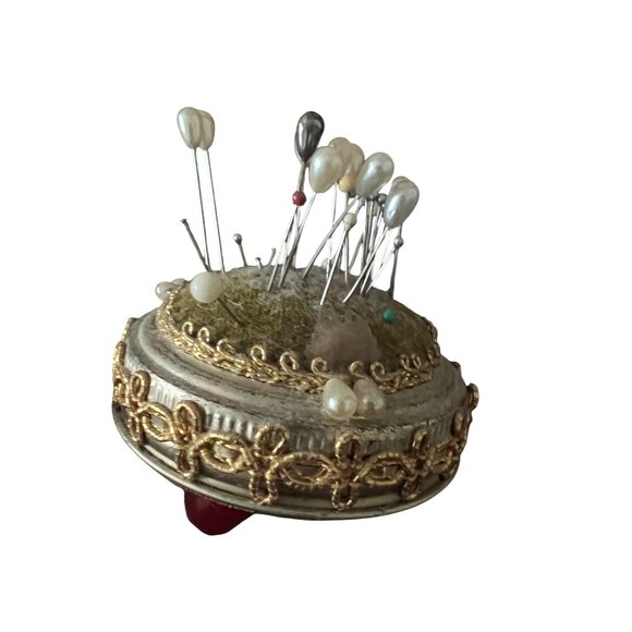 Vintage Ornate Round Pin Cushion With Assorted Pearl Pins & Gold Trimmed Base - Picture 6 of 6